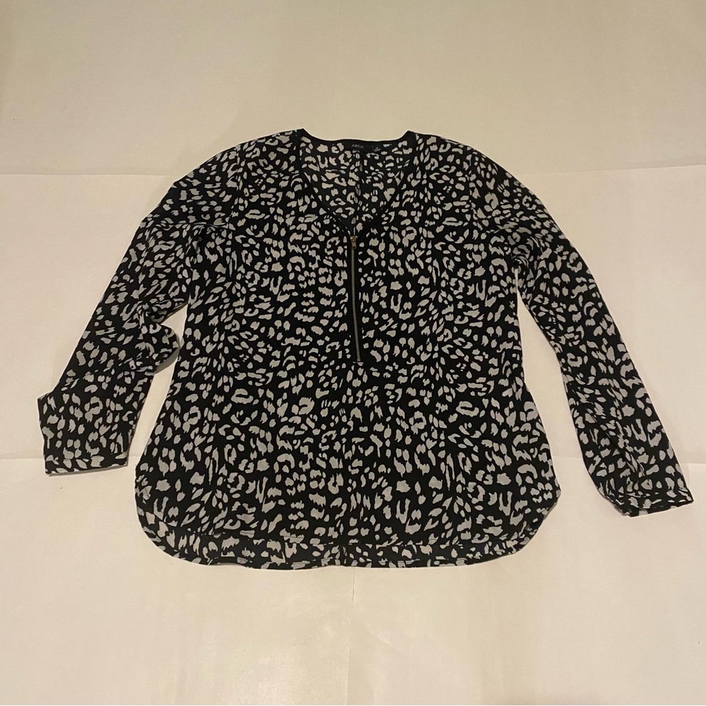 ⭐️Apt. 9 black & white top size medium